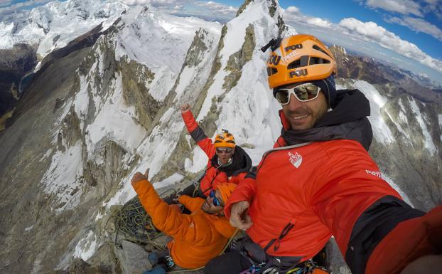 Cima del Cashan Oeste por una nueva ruta en Perú. 