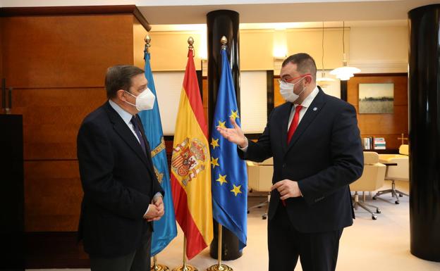 El ministro de Agricultura, Pesca y Alimentación, Luis Planas, junto al presidente del Principado, Adrián Barbón.