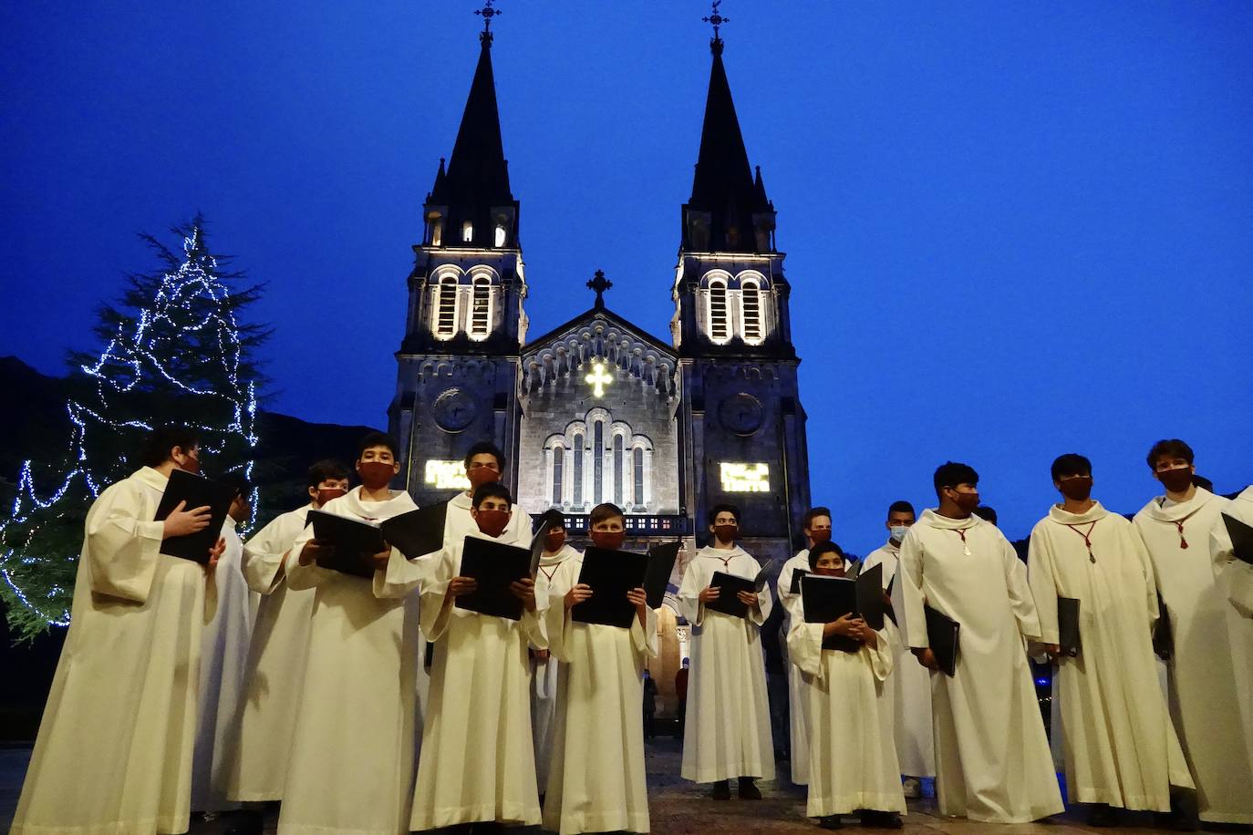 El Real Sitio inaugura las fiestas con un concierto de la Escolanía y la apertura del belén monumental