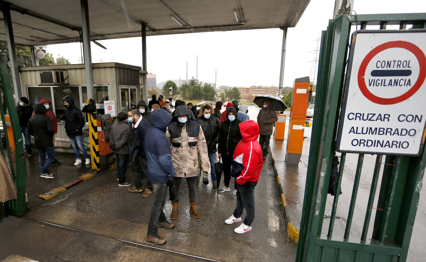 Más de un centenar de trabajadores se movilizaron a las puertas de la entrada en Sotiello de ArcelorMittal una vez que la compañía decretase ayer el cierre patronal en la acería de Gijón hasta que dure la conflictividad