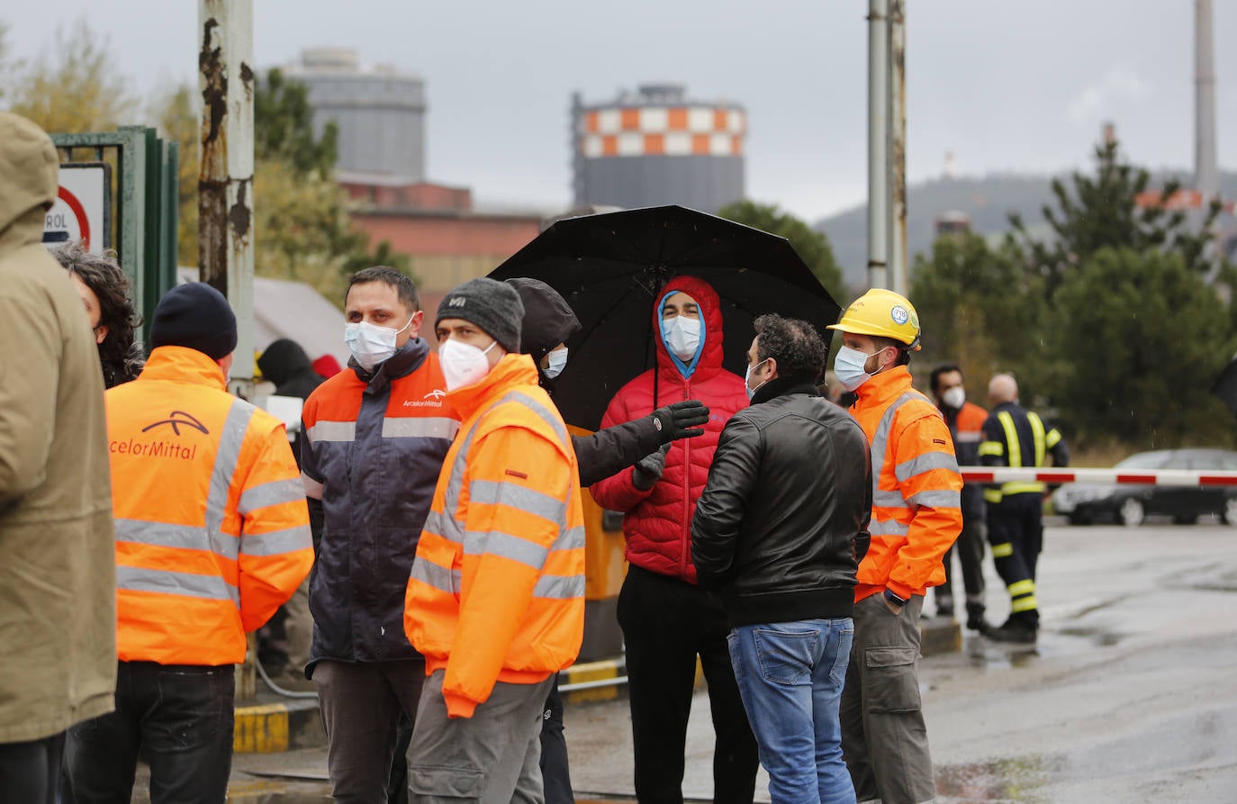 Más de un centenar de trabajadores se movilizaron a las puertas de la entrada en Sotiello de ArcelorMittal una vez que la compañía decretase ayer el cierre patronal en la acería de Gijón hasta que dure la conflictividad