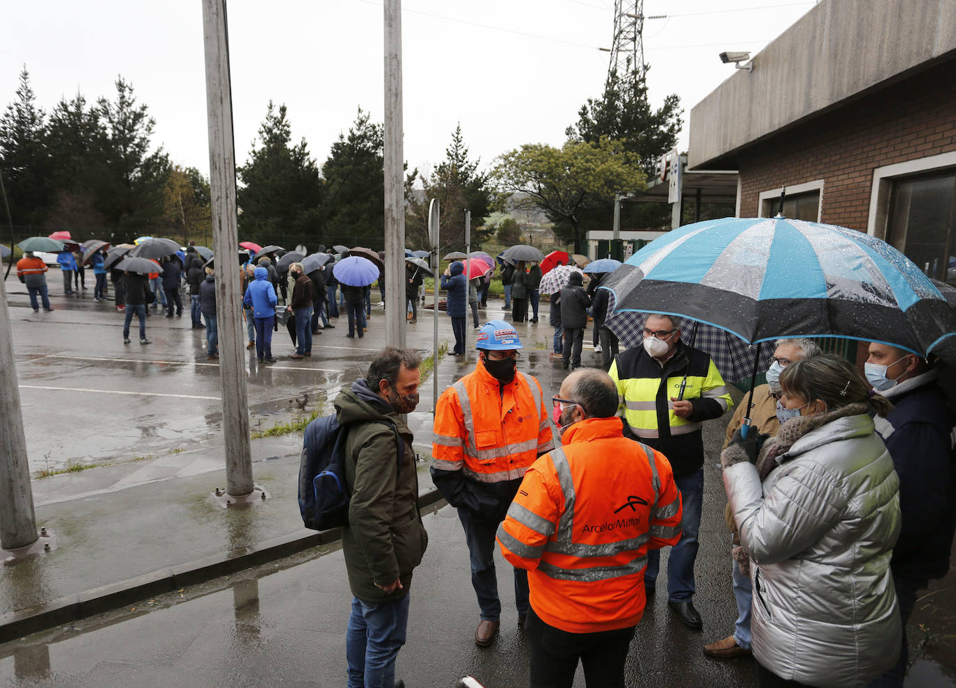 Más de un centenar de trabajadores se movilizaron a las puertas de la entrada en Sotiello de ArcelorMittal una vez que la compañía decretase ayer el cierre patronal en la acería de Gijón hasta que dure la conflictividad