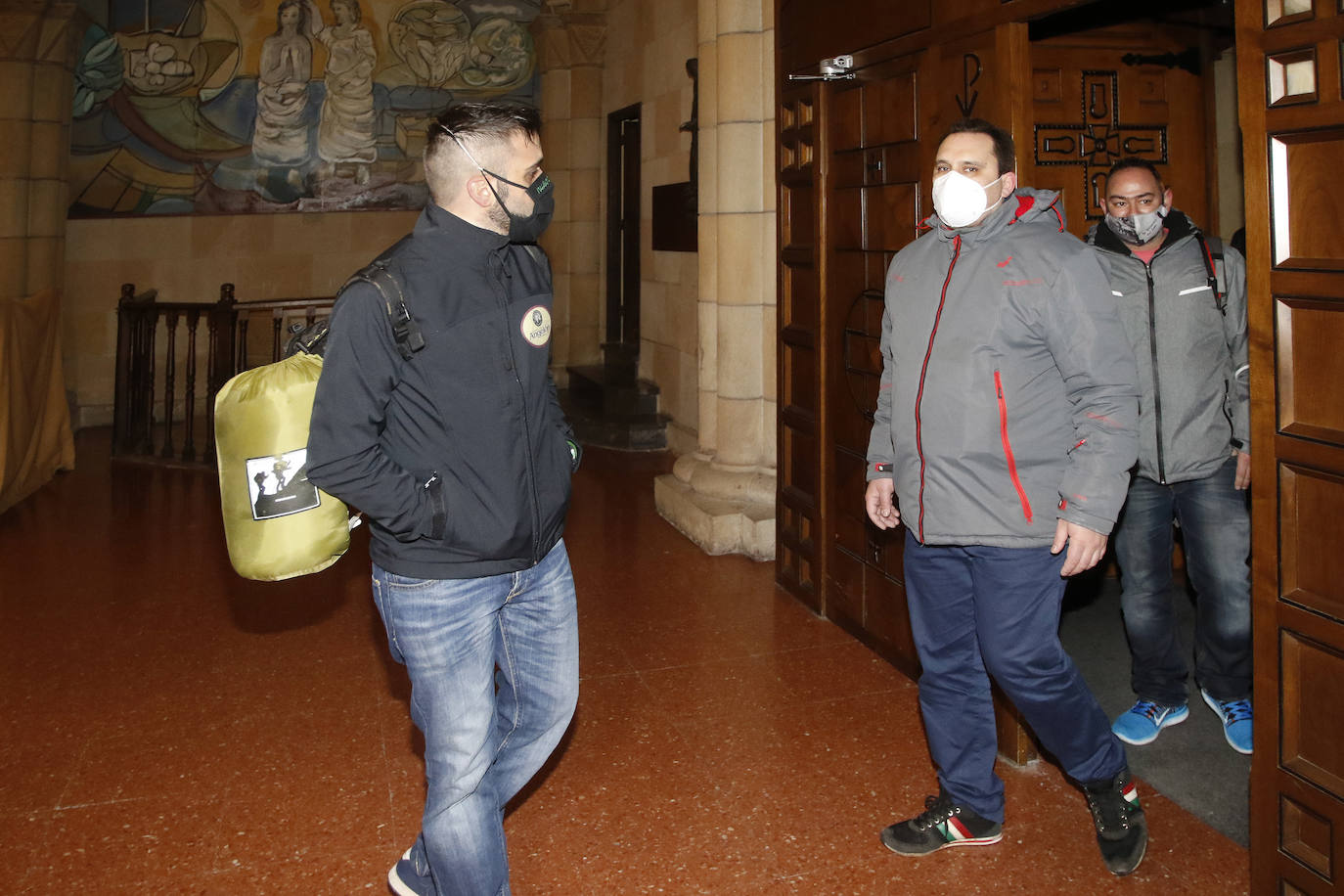 Cinco hosteleros comienzan su encierro en la iglesia de San Pedro. «Estaremos aquí hasta que nos den una respuesta. Tienen que ayudarnos, hay gente que ya no tiene para comer», afirmaron antes de entrar en la iglesia