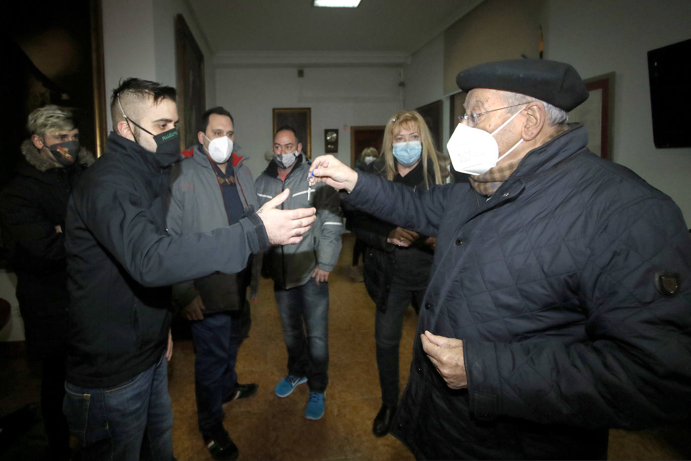 Cinco hosteleros comienzan su encierro en la iglesia de San Pedro. «Estaremos aquí hasta que nos den una respuesta. Tienen que ayudarnos, hay gente que ya no tiene para comer», afirmaron antes de entrar en la iglesia