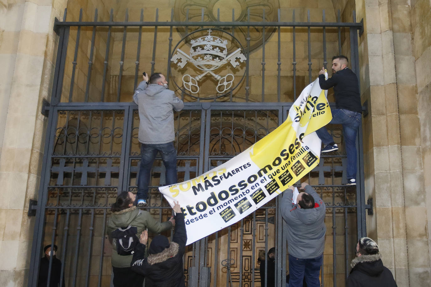 Cinco hosteleros comienzan su encierro en la iglesia de San Pedro. «Estaremos aquí hasta que nos den una respuesta. Tienen que ayudarnos, hay gente que ya no tiene para comer», afirmaron antes de entrar en la iglesia