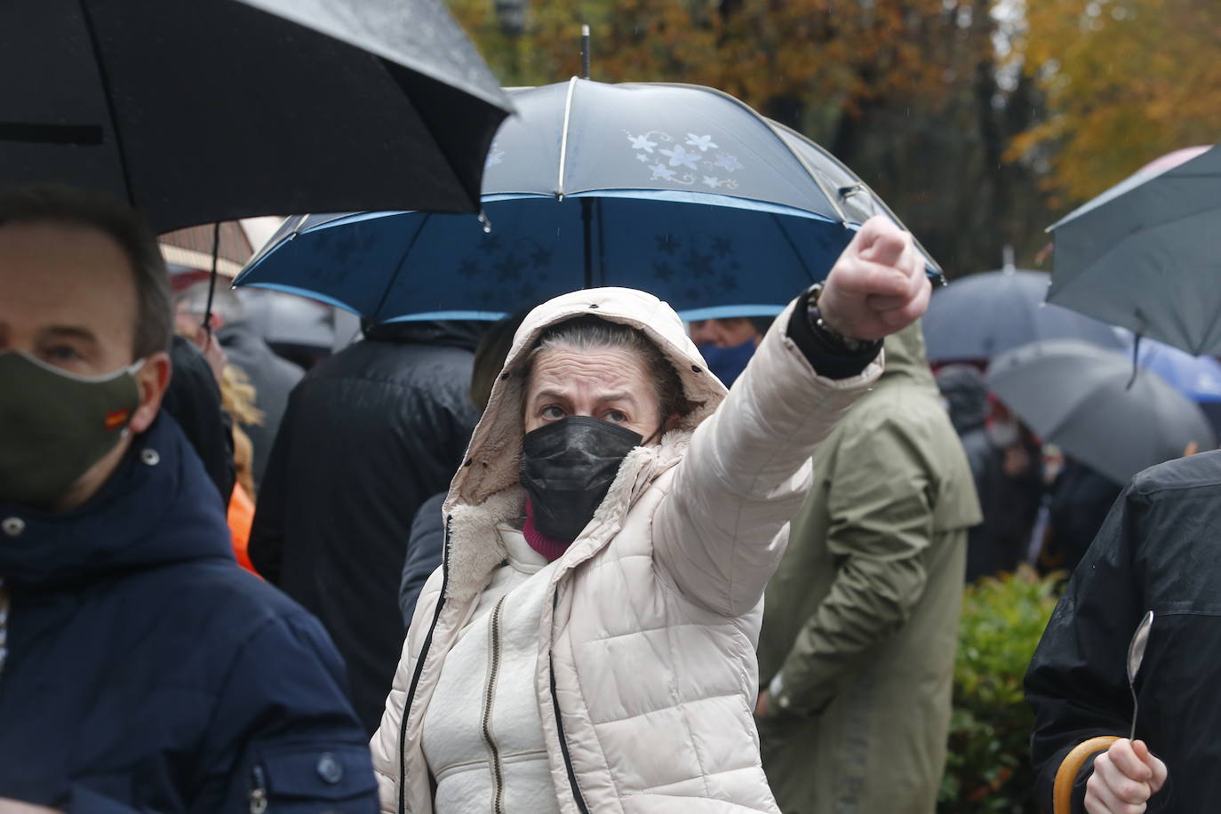 Trabajadores del sector de la hostelería de Gijón y de Oviedo se han manifestado este viernes en sus respectivas ciudades para reclamar nuevas compensaciones si continúa el cierre de sus negocios durante el mes de diciembre. Según ha declarado la asociación Otea en Oviedo, el paquete económico ofrecido hasta ahora por el Gobierno regional, de casi 20 millones de euros, «no vale para salvar al sector. Alguien está haciendo mal los números». Paralelamente, la asociación Hosteleros Con Conciencia ha exigido en Gijón que se «apoye a un sector en ruina», que «está cobrando solo el 50 y hasta el 40% de las prestaciones». 