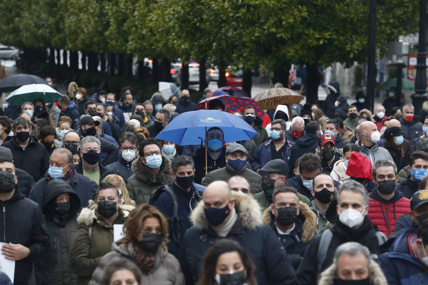 Trabajadores del sector de la hostelería de Gijón y de Oviedo se han manifestado este viernes en sus respectivas ciudades para reclamar nuevas compensaciones si continúa el cierre de sus negocios durante el mes de diciembre. Según ha declarado la asociación Otea en Oviedo, el paquete económico ofrecido hasta ahora por el Gobierno regional, de casi 20 millones de euros, «no vale para salvar al sector. Alguien está haciendo mal los números». Paralelamente, la asociación Hosteleros Con Conciencia ha exigido en Gijón que se «apoye a un sector en ruina», que «está cobrando solo el 50 y hasta el 40% de las prestaciones». 