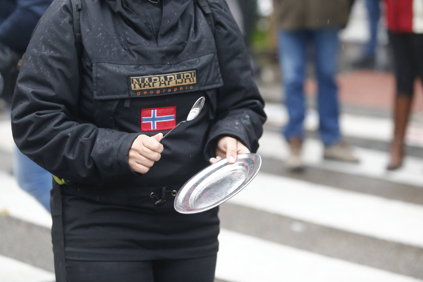 Trabajadores del sector de la hostelería de Gijón y de Oviedo se han manifestado este viernes en sus respectivas ciudades para reclamar nuevas compensaciones si continúa el cierre de sus negocios durante el mes de diciembre. Según ha declarado la asociación Otea en Oviedo, el paquete económico ofrecido hasta ahora por el Gobierno regional, de casi 20 millones de euros, «no vale para salvar al sector. Alguien está haciendo mal los números». Paralelamente, la asociación Hosteleros Con Conciencia ha exigido en Gijón que se «apoye a un sector en ruina», que «está cobrando solo el 50 y hasta el 40% de las prestaciones». 