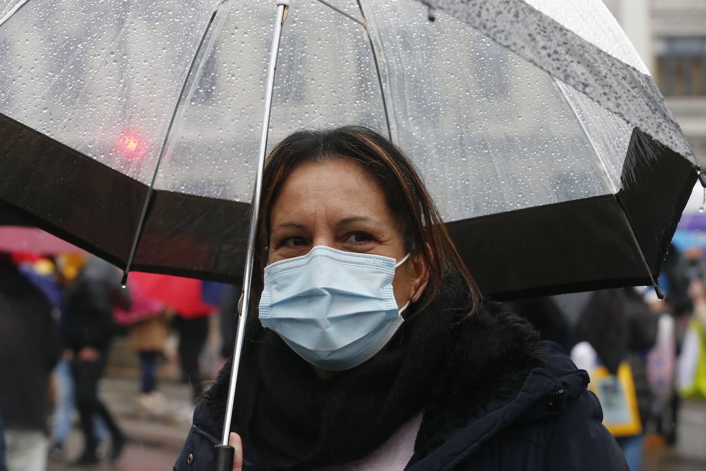 Trabajadores del sector de la hostelería de Gijón y de Oviedo se han manifestado este viernes en sus respectivas ciudades para reclamar nuevas compensaciones si continúa el cierre de sus negocios durante el mes de diciembre. Según ha declarado la asociación Otea en Oviedo, el paquete económico ofrecido hasta ahora por el Gobierno regional, de casi 20 millones de euros, «no vale para salvar al sector. Alguien está haciendo mal los números». Paralelamente, la asociación Hosteleros Con Conciencia ha exigido en Gijón que se «apoye a un sector en ruina», que «está cobrando solo el 50 y hasta el 40% de las prestaciones». 