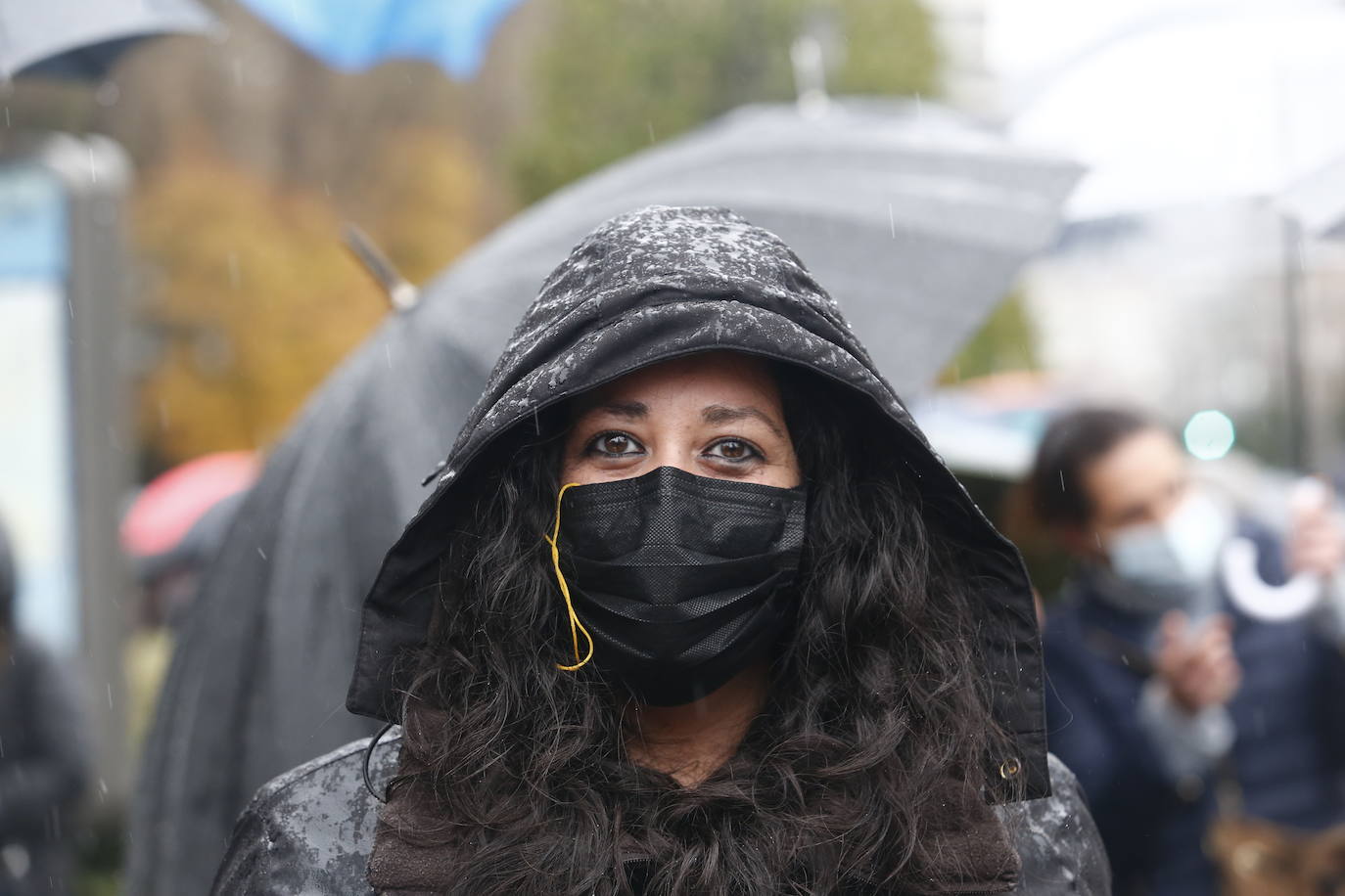 Trabajadores del sector de la hostelería de Gijón y de Oviedo se han manifestado este viernes en sus respectivas ciudades para reclamar nuevas compensaciones si continúa el cierre de sus negocios durante el mes de diciembre. Según ha declarado la asociación Otea en Oviedo, el paquete económico ofrecido hasta ahora por el Gobierno regional, de casi 20 millones de euros, «no vale para salvar al sector. Alguien está haciendo mal los números». Paralelamente, la asociación Hosteleros Con Conciencia ha exigido en Gijón que se «apoye a un sector en ruina», que «está cobrando solo el 50 y hasta el 40% de las prestaciones». 