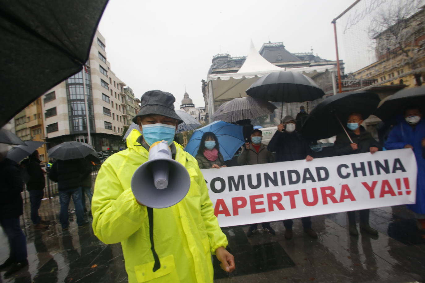 Trabajadores del sector de la hostelería de Gijón y de Oviedo se han manifestado este viernes en sus respectivas ciudades para reclamar nuevas compensaciones si continúa el cierre de sus negocios durante el mes de diciembre. Según ha declarado la asociación Otea en Oviedo, el paquete económico ofrecido hasta ahora por el Gobierno regional, de casi 20 millones de euros, «no vale para salvar al sector. Alguien está haciendo mal los números». Paralelamente, la asociación Hosteleros Con Conciencia ha exigido en Gijón que se «apoye a un sector en ruina», que «está cobrando solo el 50 y hasta el 40% de las prestaciones». 