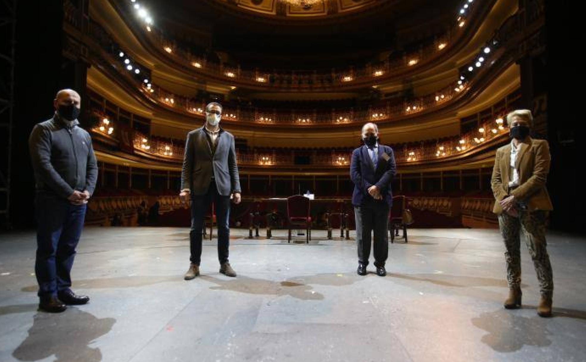 Por la izquierda, Celestino Varela, José Luis Costillas, Juan Carlos Rodríguez-Ovejero (presidente de la Ópera de Oviedo) y Pilar Rubiera, en el Campoamor