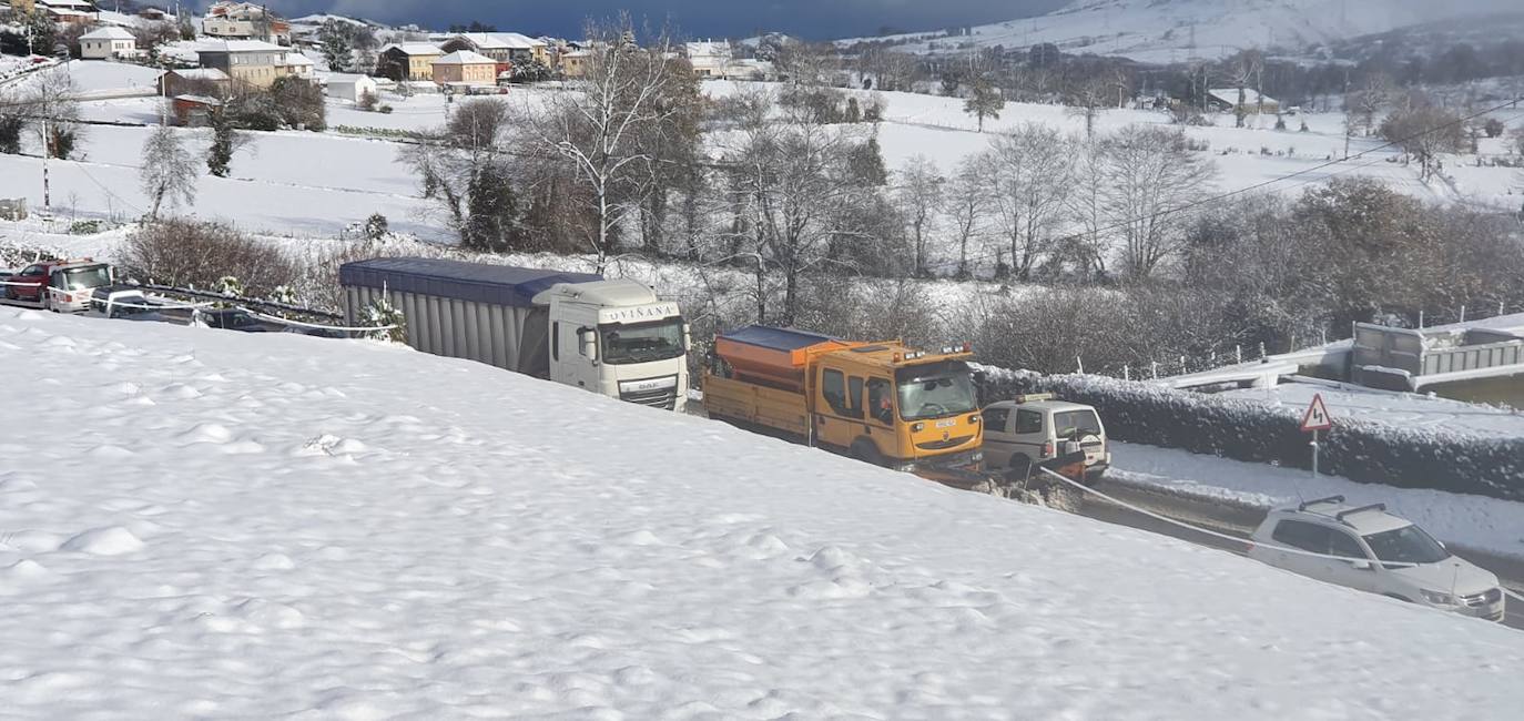 La región mantiene la alerta ante las fuertes rachas de viento y el riesgo de grandes nevadas y oleaje.