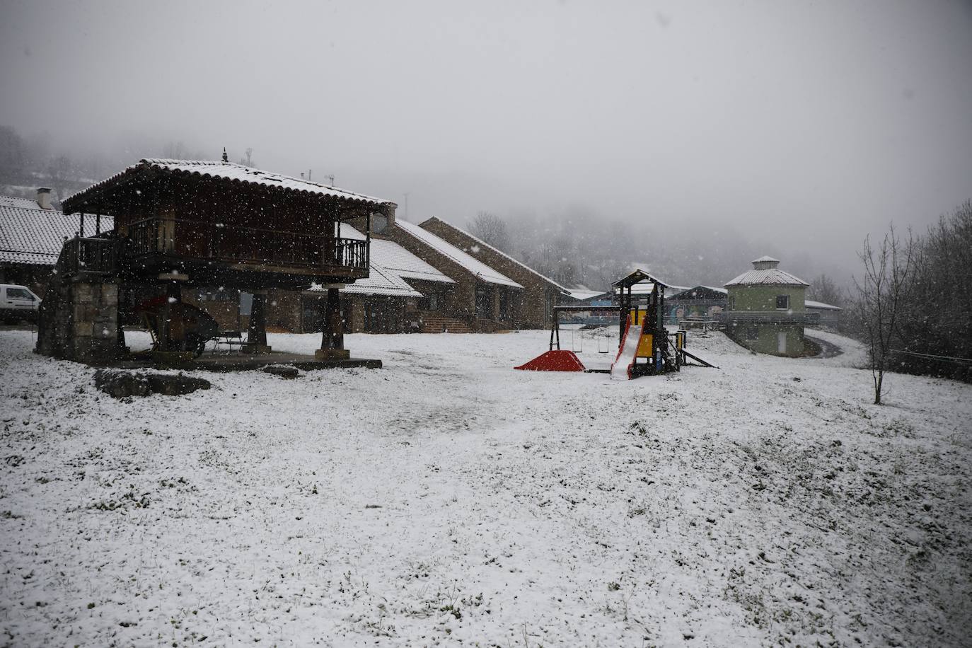 La región mantiene la alerta ante las fuertes rachas de viento y el riesgo de grandes nevadas y oleaje.