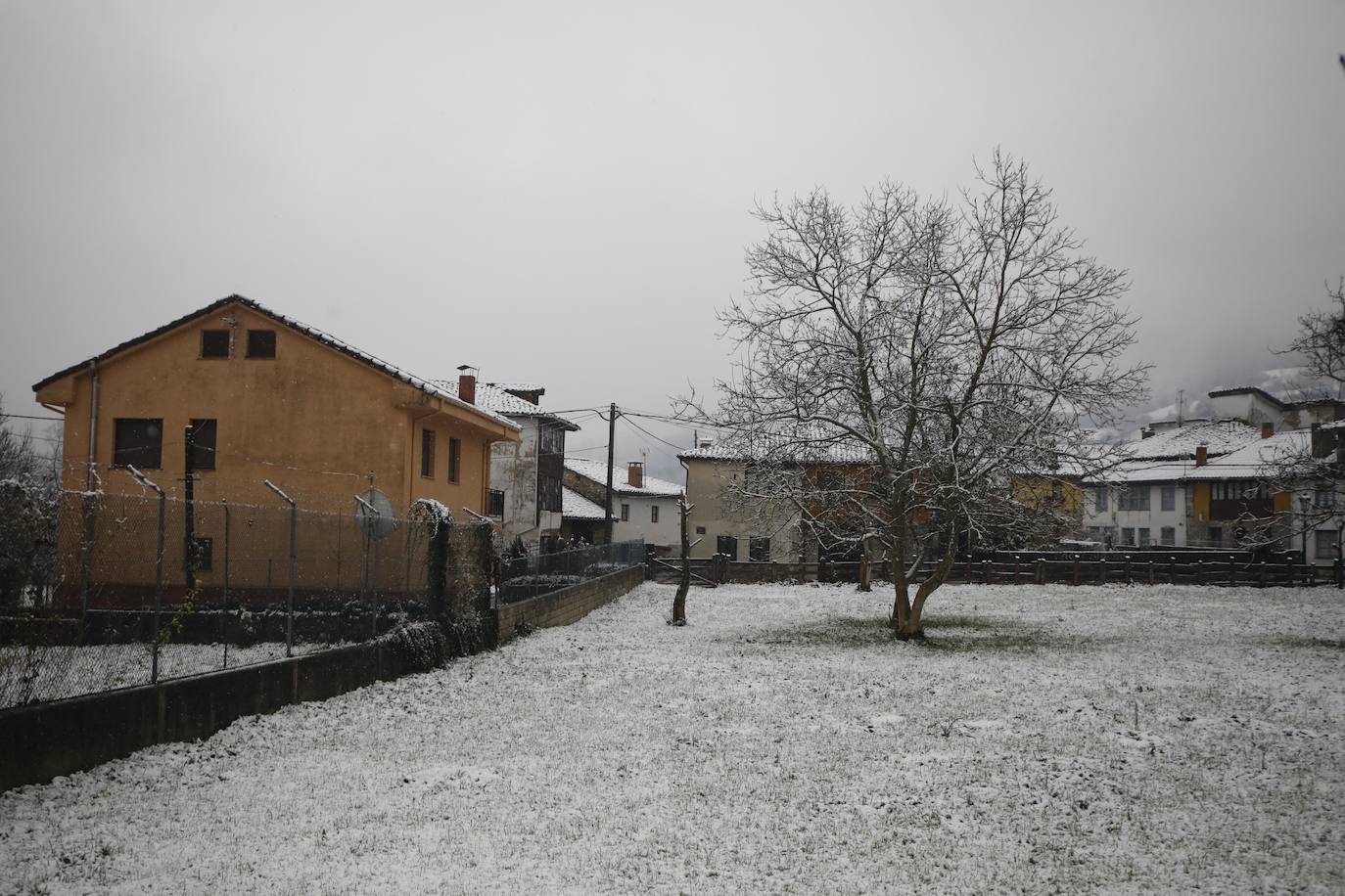 La región mantiene la alerta ante las fuertes rachas de viento y el riesgo de grandes nevadas y oleaje.