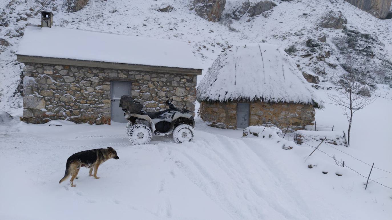 La región mantiene la alerta ante las fuertes rachas de viento y el riesgo de grandes nevadas y oleaje.