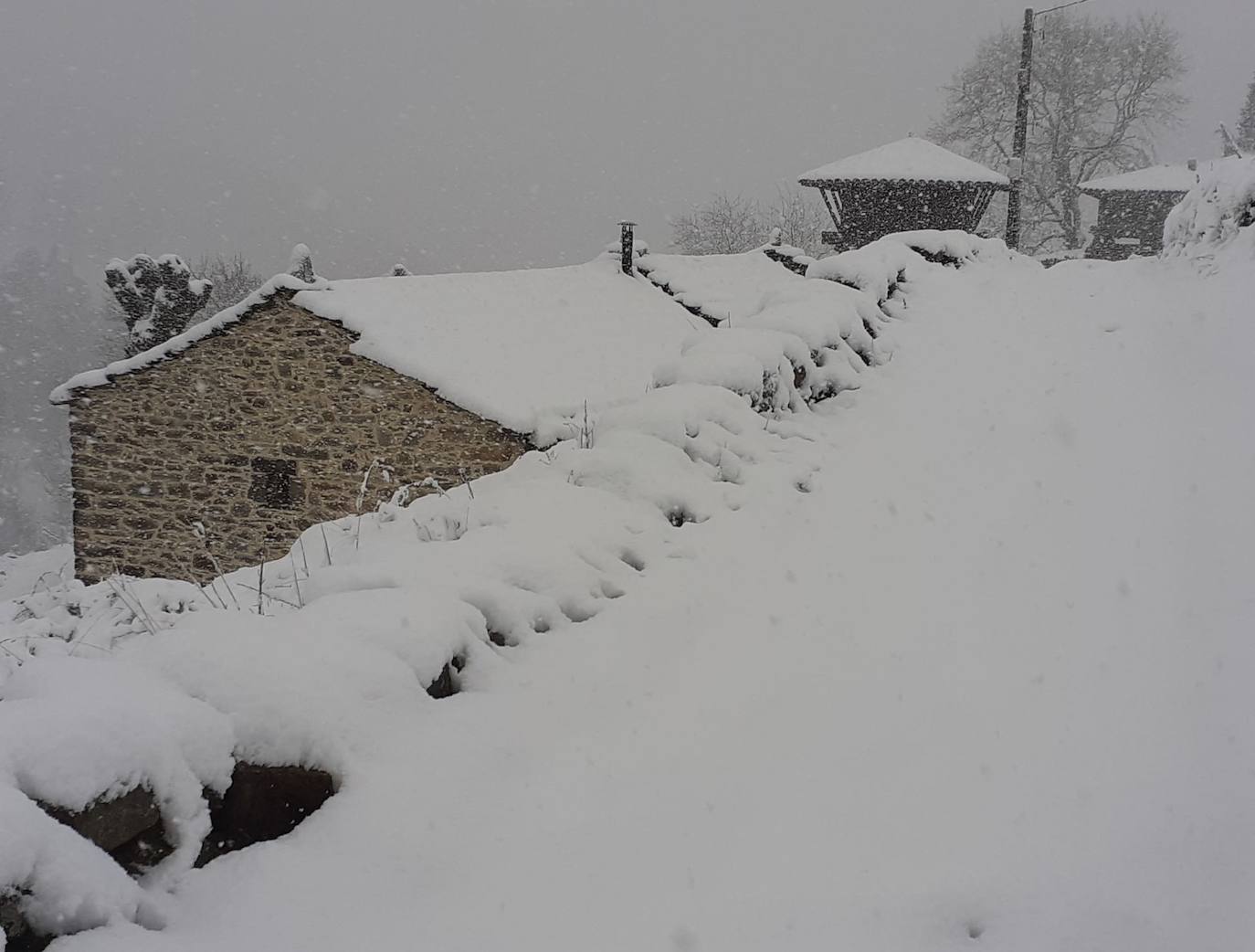 La región mantiene la alerta ante las fuertes rachas de viento y el riesgo de grandes nevadas y oleaje.