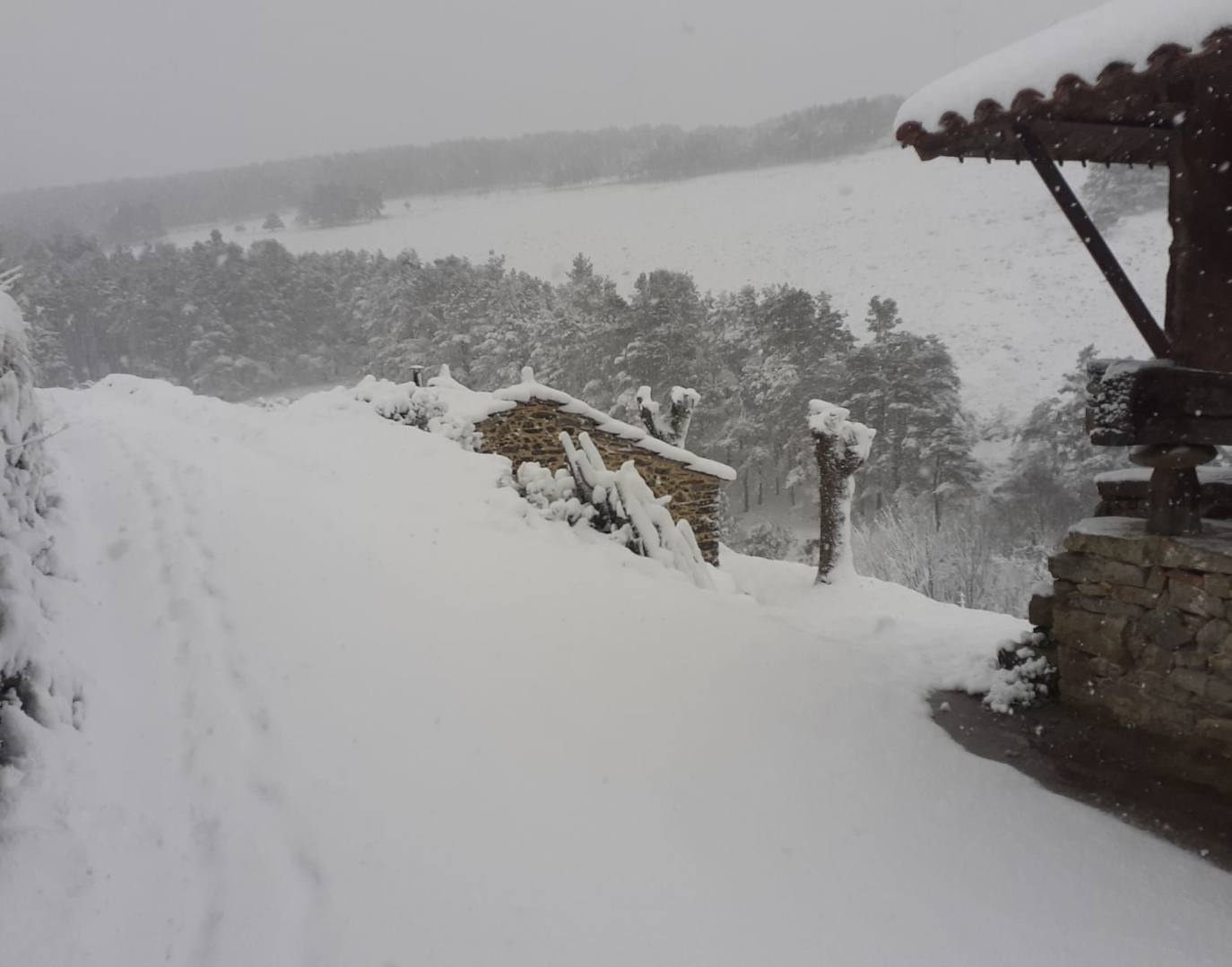 La región mantiene la alerta ante las fuertes rachas de viento y el riesgo de grandes nevadas y oleaje.