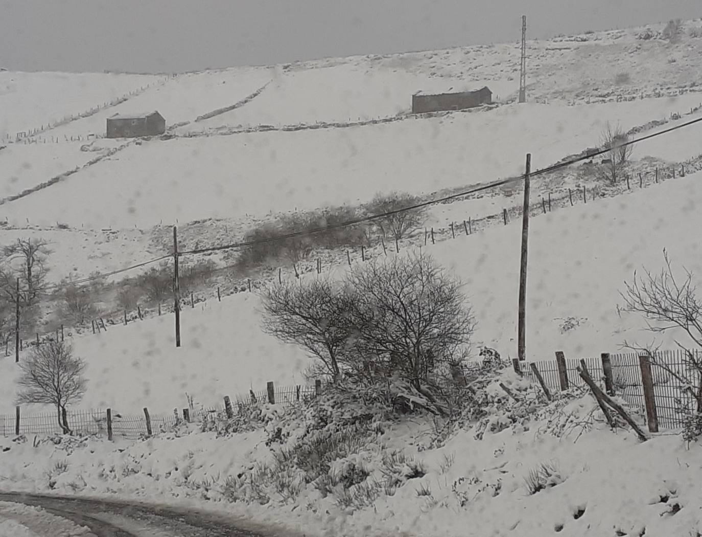 La región mantiene la alerta ante las fuertes rachas de viento y el riesgo de grandes nevadas y oleaje.