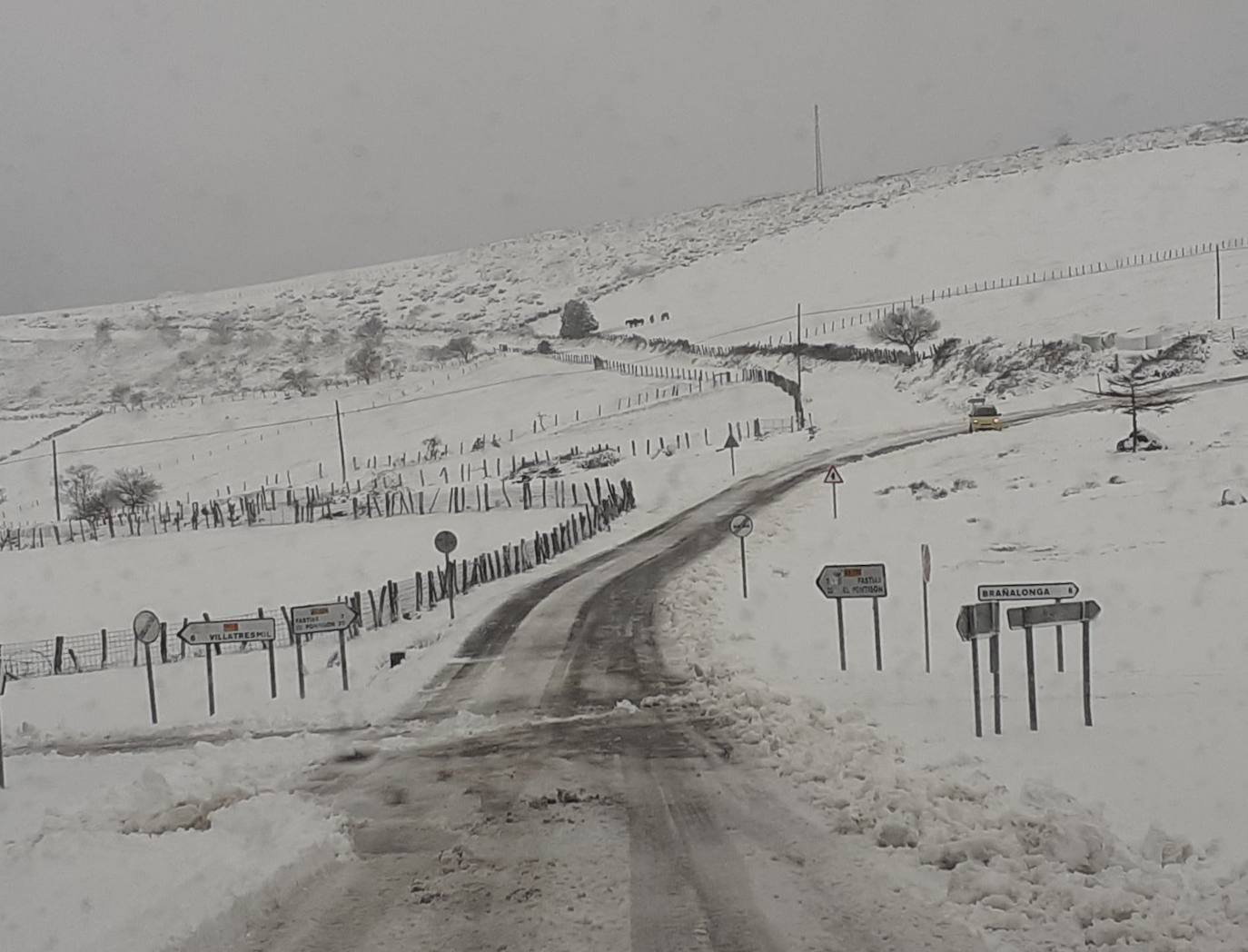 La región mantiene la alerta ante las fuertes rachas de viento y el riesgo de grandes nevadas y oleaje.