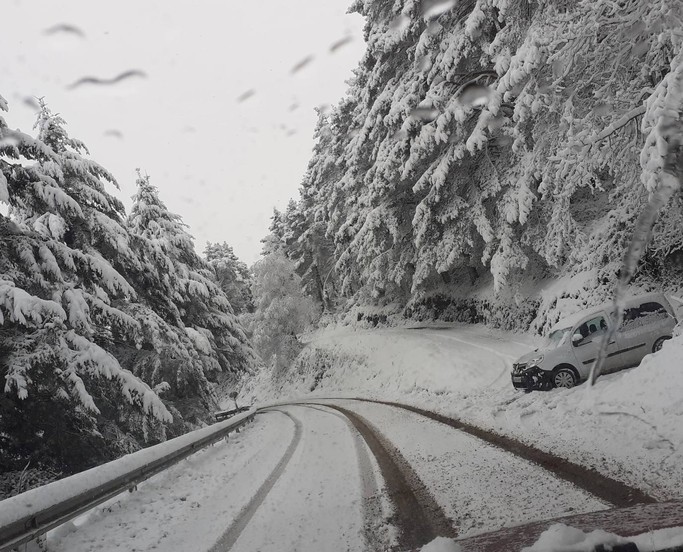 La región mantiene la alerta ante las fuertes rachas de viento y el riesgo de grandes nevadas y oleaje.