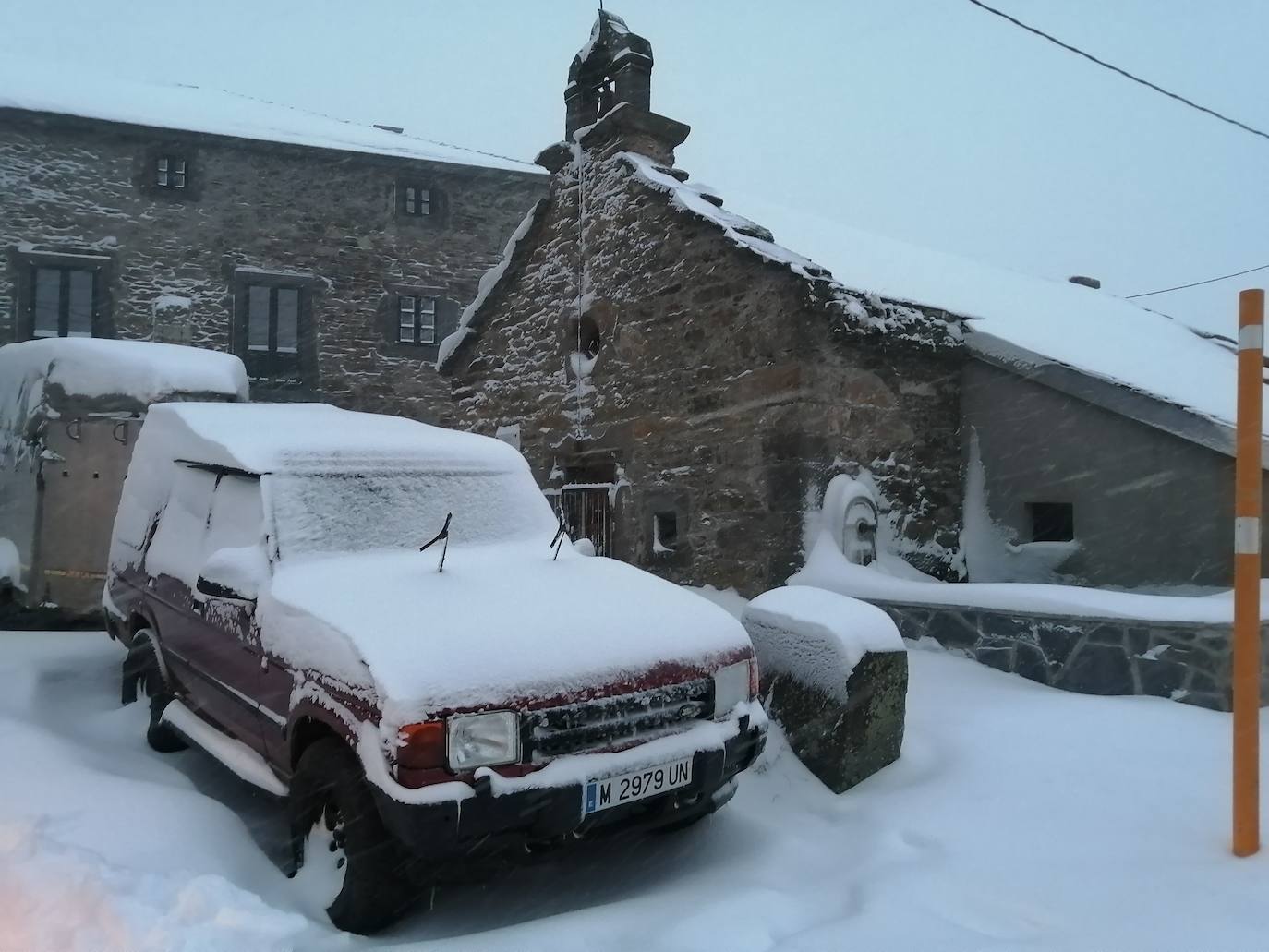 La región mantiene la alerta ante las fuertes rachas de viento y el riesgo de grandes nevadas y oleaje.