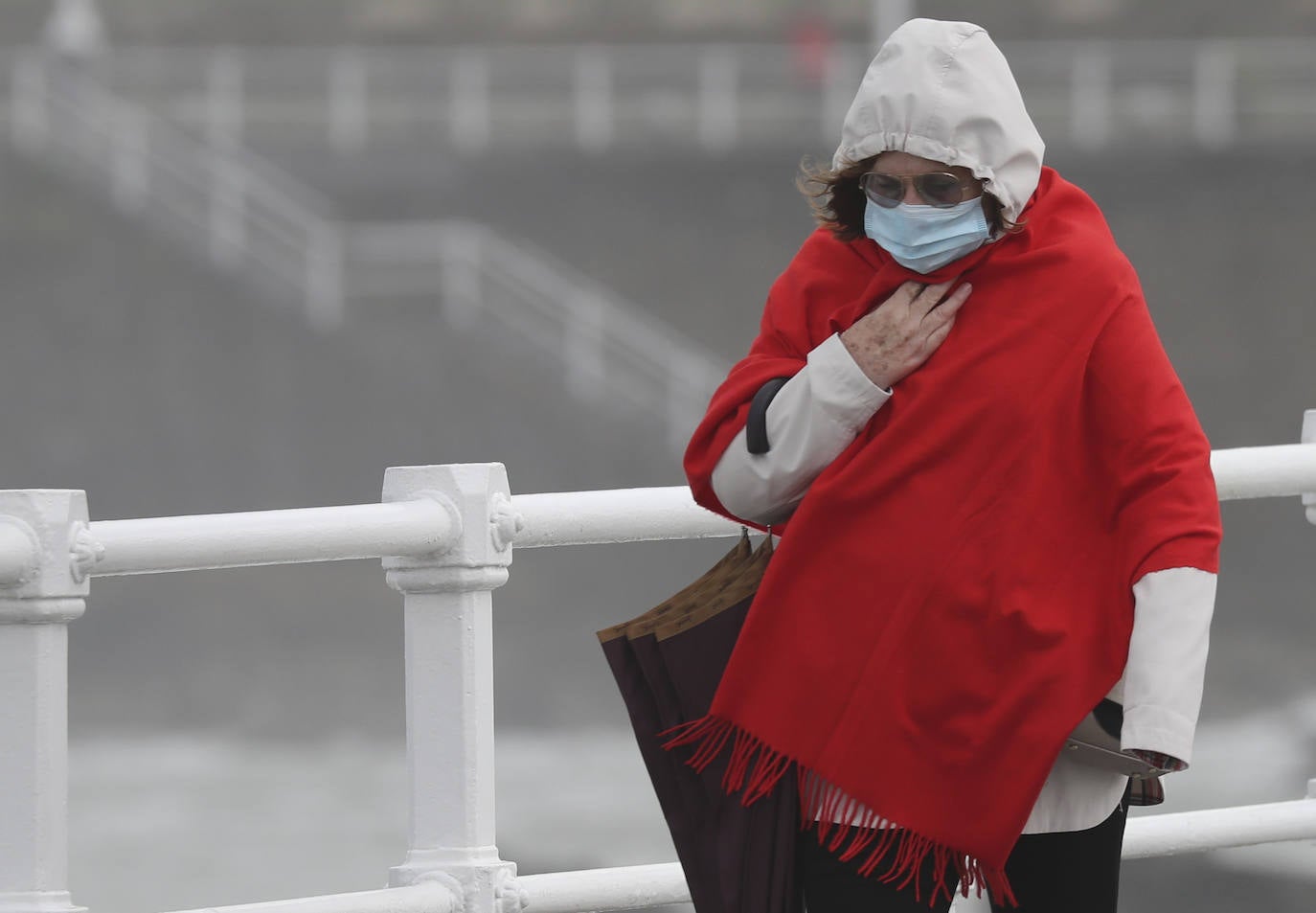 La región mantiene la alerta ante las fuertes rachas de viento y el riesgo de grandes nevadas y oleaje.