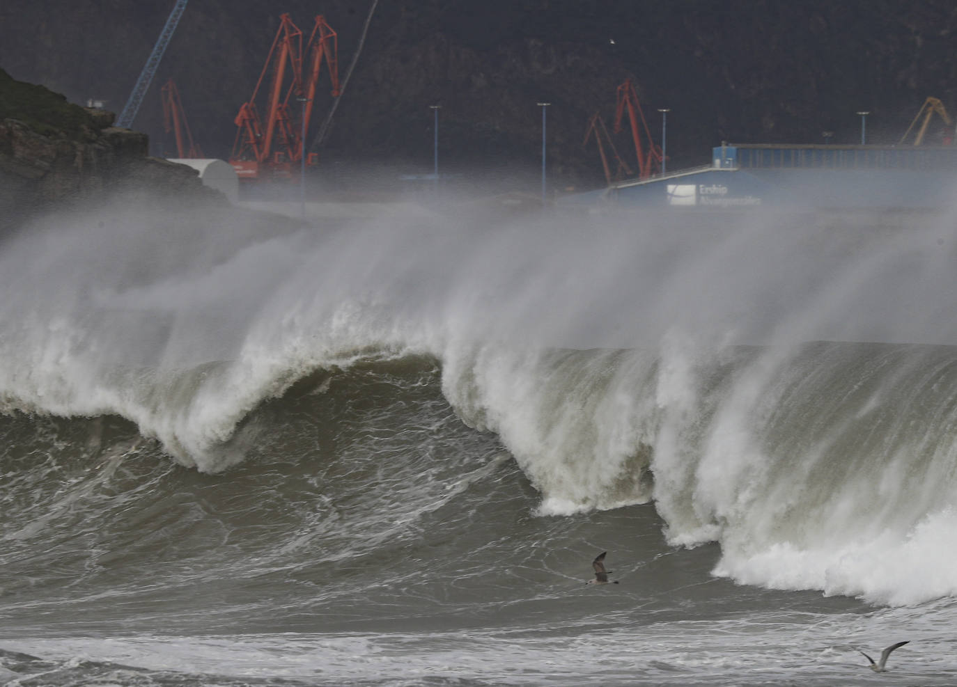 La región mantiene la alerta ante las fuertes rachas de viento y el riesgo de grandes nevadas y oleaje. Las rachas de viento alcanzaron los 131 kilómetros por hora en Leitariegos, y la boya del puerto de Gijón registró una ola de 8,43 metros