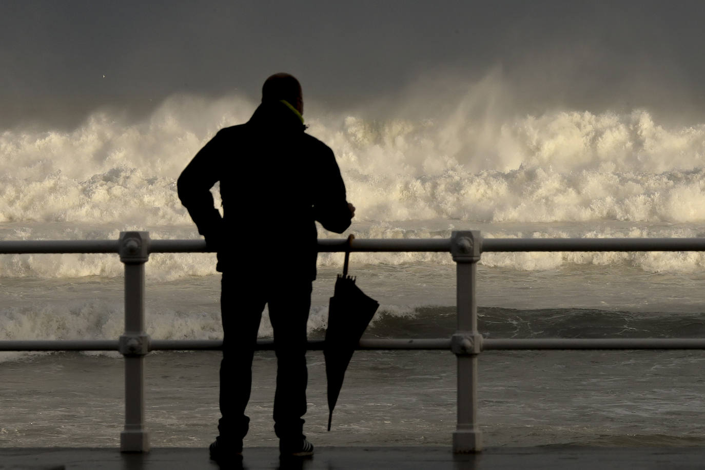 La región mantiene la alerta ante las fuertes rachas de viento y el riesgo de grandes nevadas y oleaje.