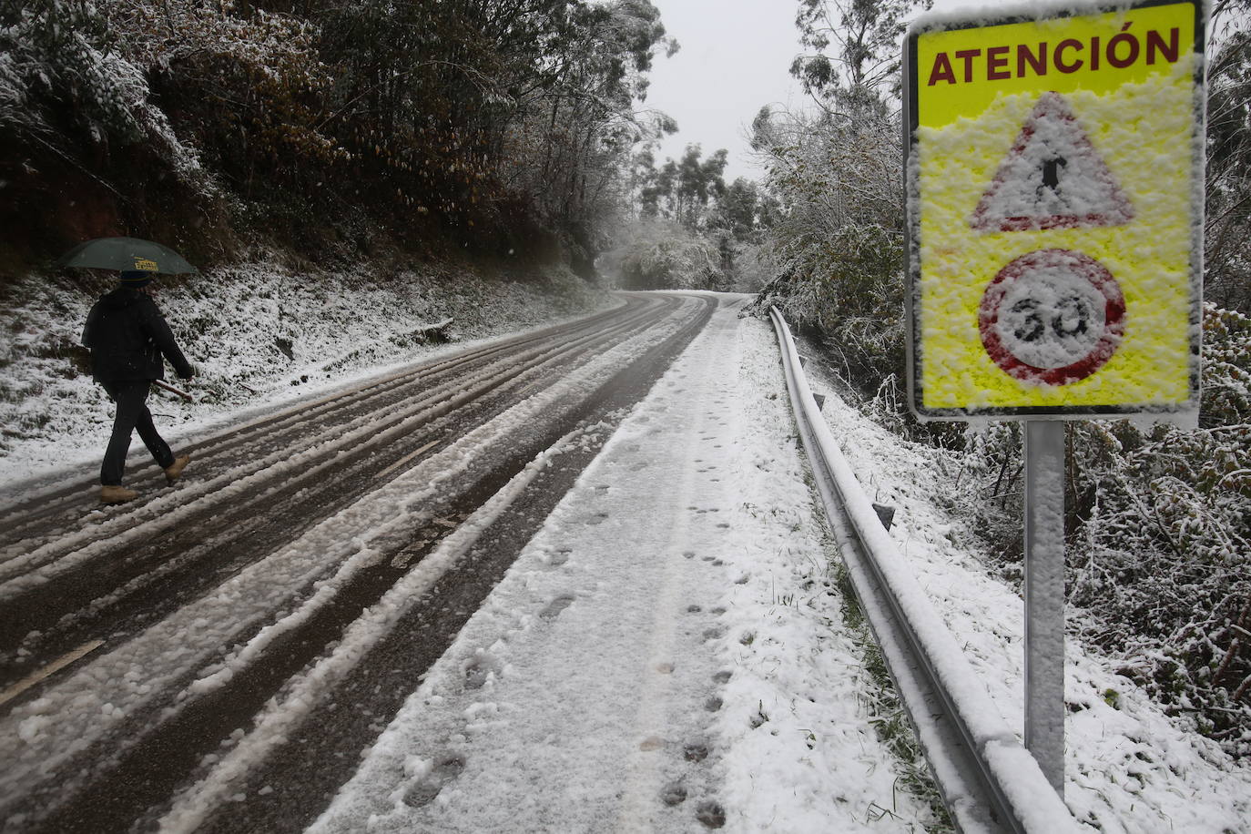 La región mantiene la alerta ante las fuertes rachas de viento y el riesgo de grandes nevadas y oleaje.