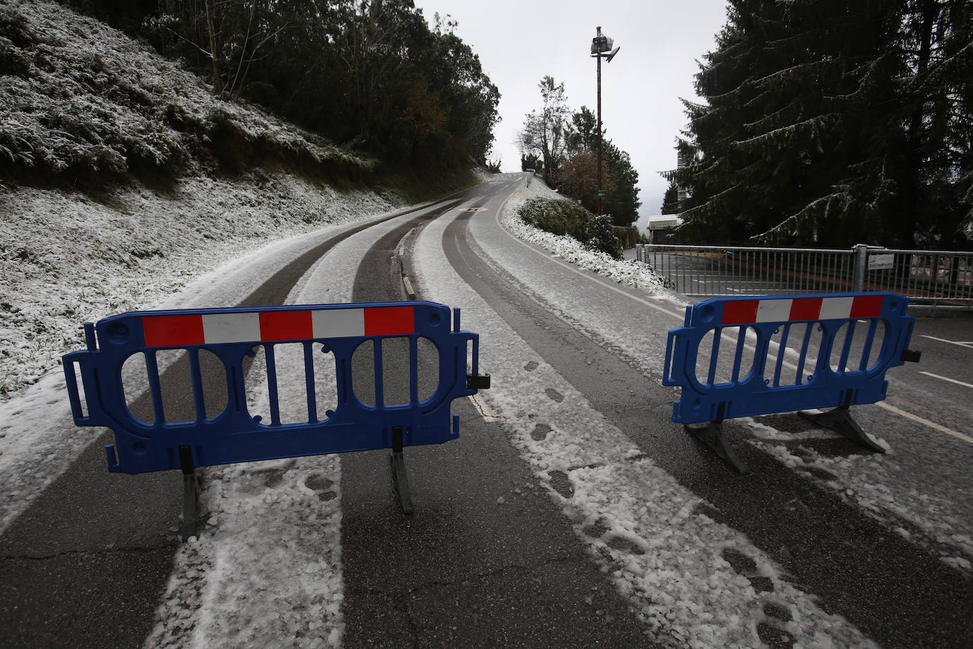 La región mantiene la alerta ante las fuertes rachas de viento y el riesgo de grandes nevadas y oleaje.