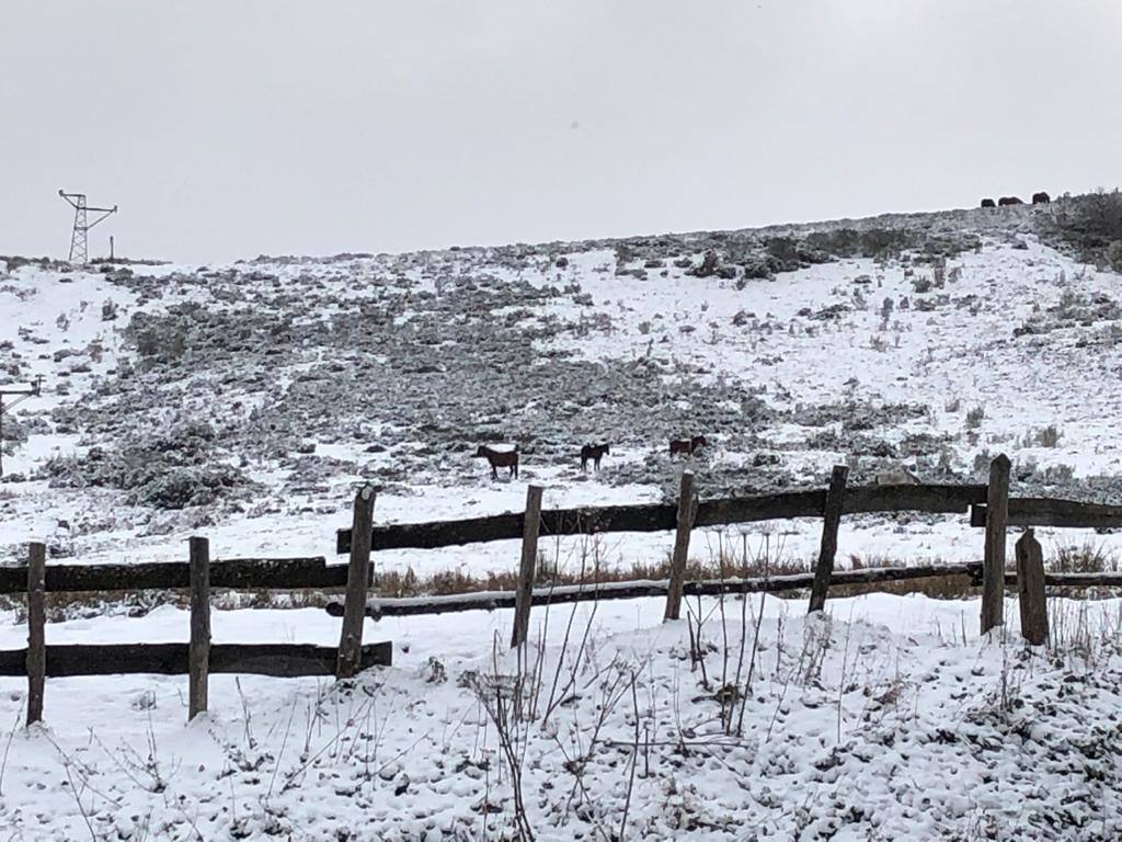 La región mantiene la alerta ante las fuertes rachas de viento y el riesgo de grandes nevadas y oleaje.