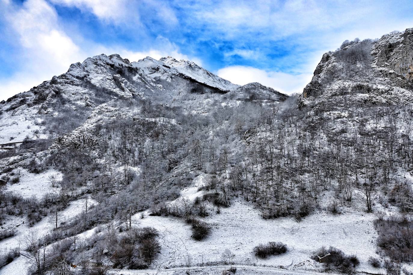 La región mantiene la alerta ante las fuertes rachas de viento y el riesgo de grandes nevadas y oleaje.