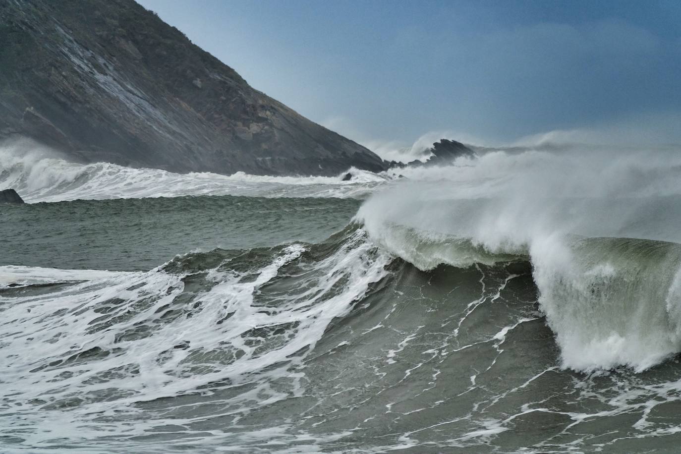 La región mantiene la alerta ante las fuertes rachas de viento y el riesgo de grandes nevadas y oleaje. Las rachas de viento alcanzaron los 131 kilómetros por hora en Leitariegos, y la boya del puerto de Gijón registró una ola de 8,43 metros