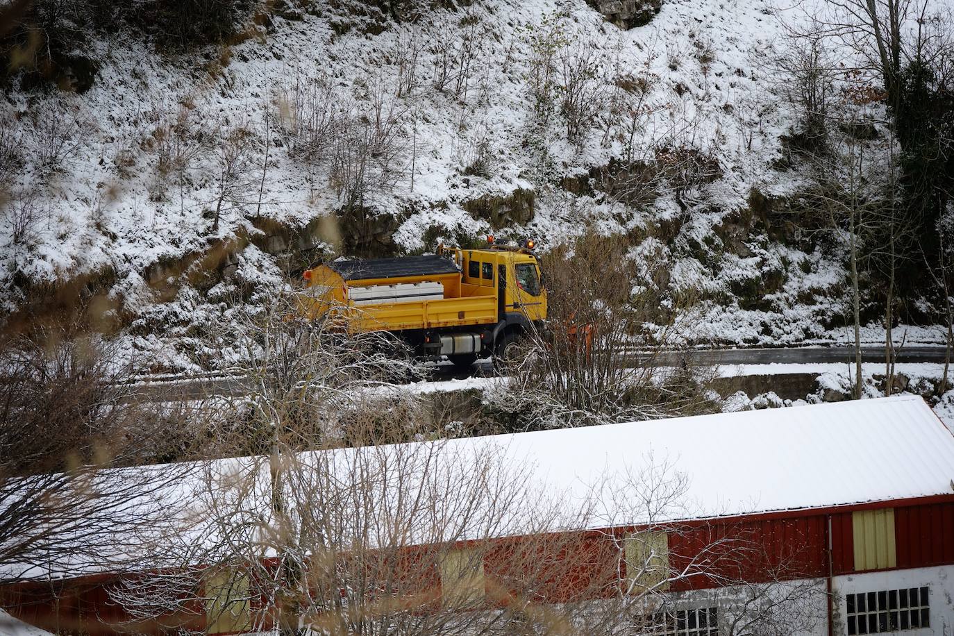 La región mantiene la alerta ante las fuertes rachas de viento y el riesgo de grandes nevadas y oleaje.