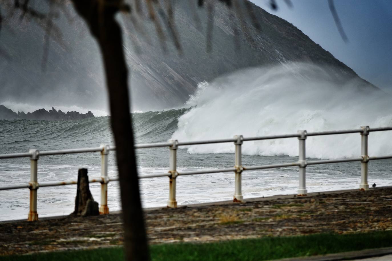 La región mantiene la alerta ante las fuertes rachas de viento y el riesgo de grandes nevadas y oleaje. Las rachas de viento alcanzaron los 131 kilómetros por hora en Leitariegos, y la boya del puerto de Gijón registró una ola de 8,43 metros