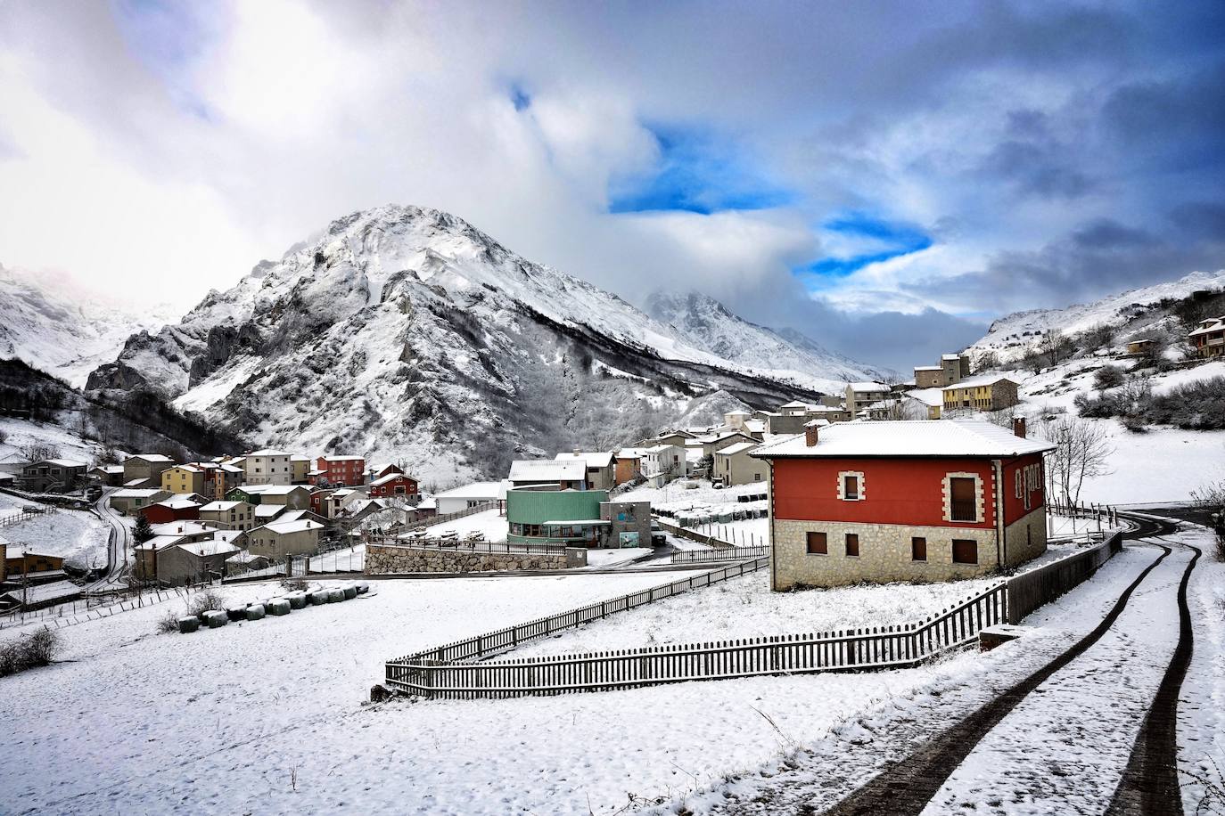 La región mantiene la alerta ante las fuertes rachas de viento y el riesgo de grandes nevadas y oleaje. Las rachas de viento alcanzaron los 131 kilómetros por hora en Leitariegos, y la boya del puerto de Gijón registró una ola de 8,43 metros