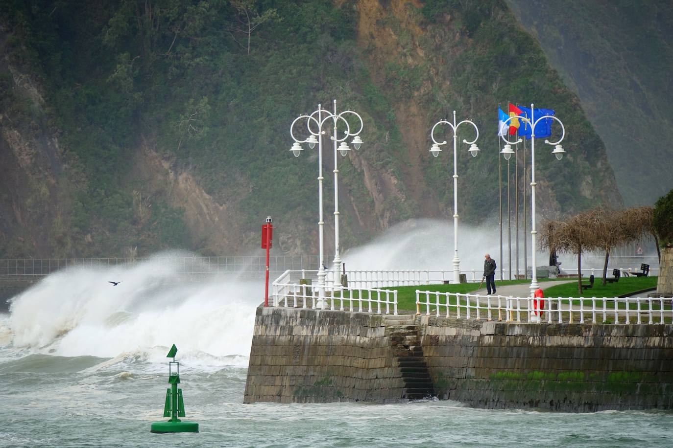 La región mantiene la alerta ante las fuertes rachas de viento y el riesgo de grandes nevadas y oleaje. Las rachas de viento alcanzaron los 131 kilómetros por hora en Leitariegos, y la boya del puerto de Gijón registró una ola de 8,43 metros