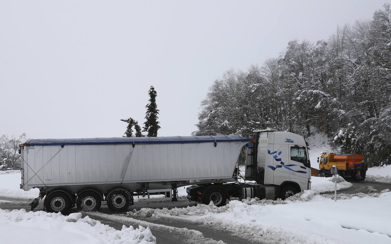 Copiosas nevadas, fuertes rachas de viento y oleaje en la primera borrasca invernal