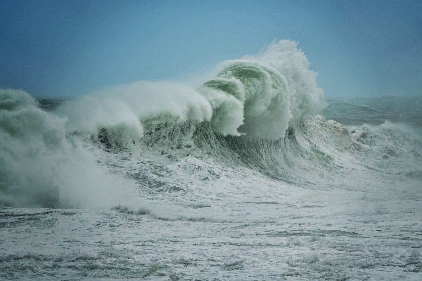 Copiosas nevadas, fuertes rachas de viento y oleaje en la primera borrasca invernal