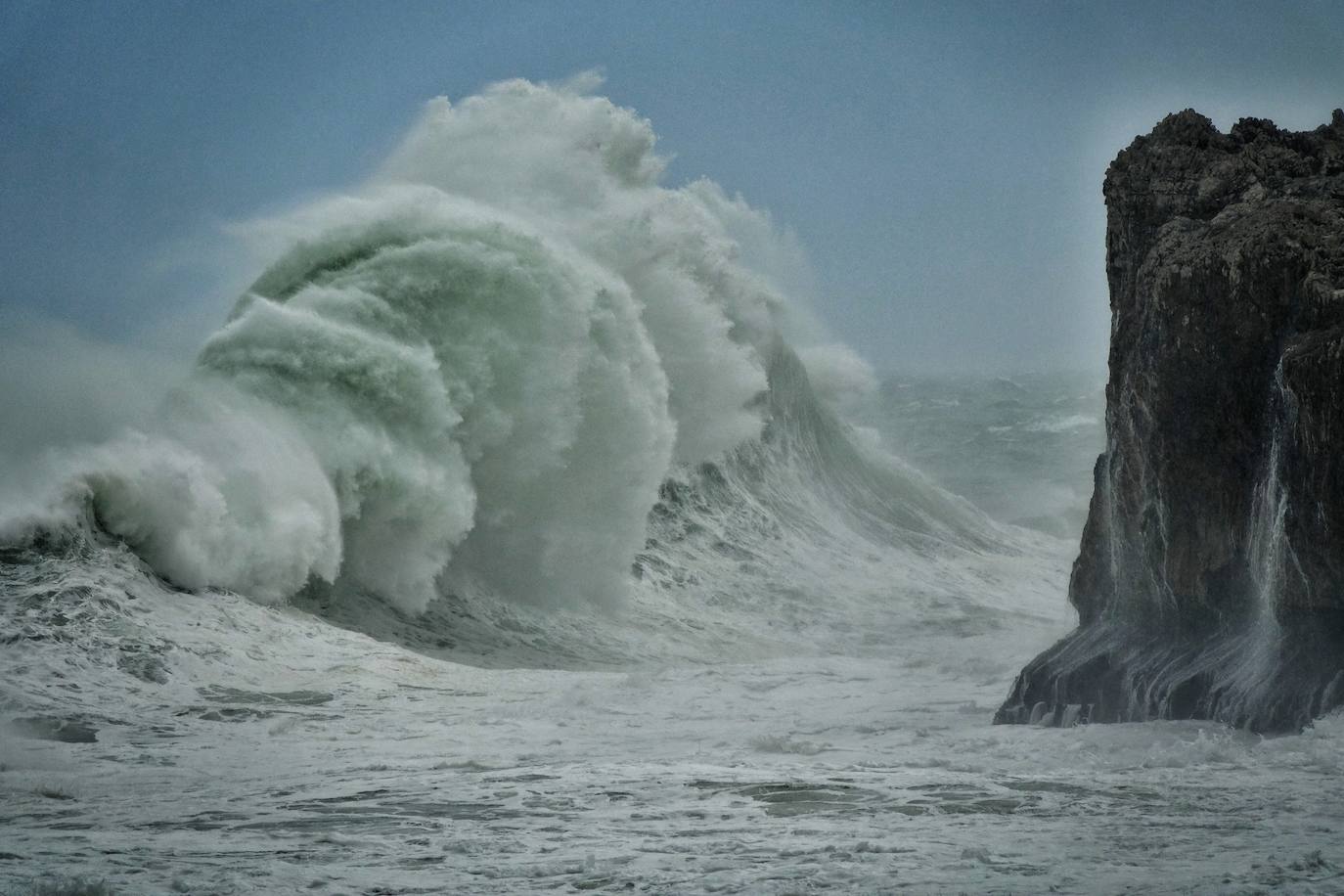 Copiosas nevadas, fuertes rachas de viento y oleaje en la primera borrasca invernal