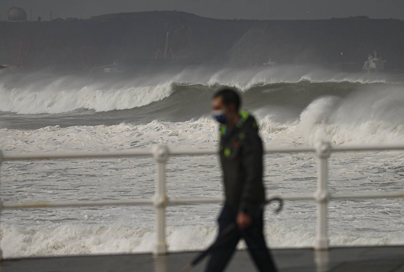 Copiosas nevadas, fuertes rachas de viento y oleaje en la primera borrasca invernal