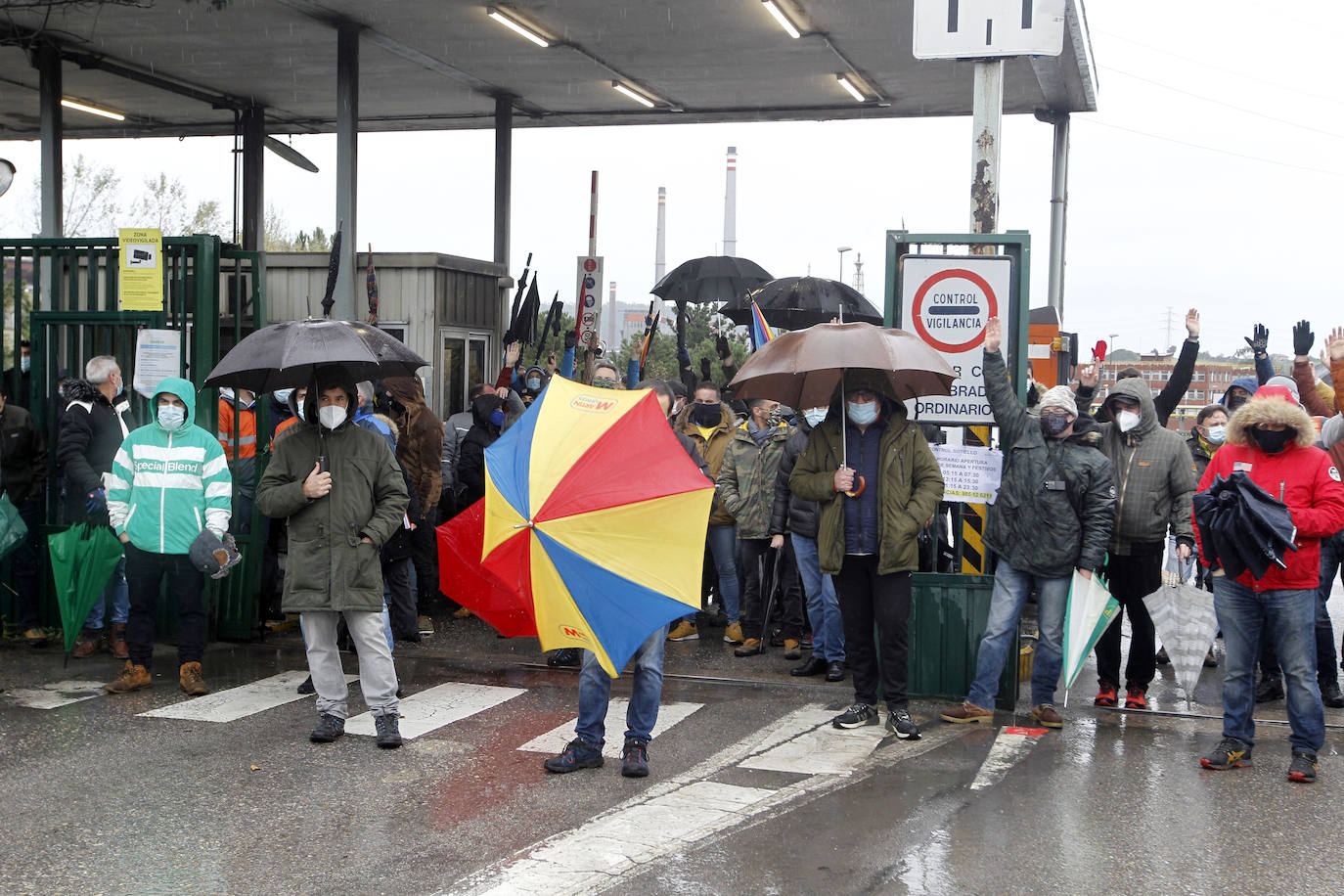 Los trabajadores reunidos hoy en Sotiello han aprobado mantener las concentraciones, de 13 a 15 horas lunes y martes, y el miércoles desplazarse tanto a Veriña como Sotiello, de 7 a 9 horas, y mostrar así sus discrepancias a los directivos. 