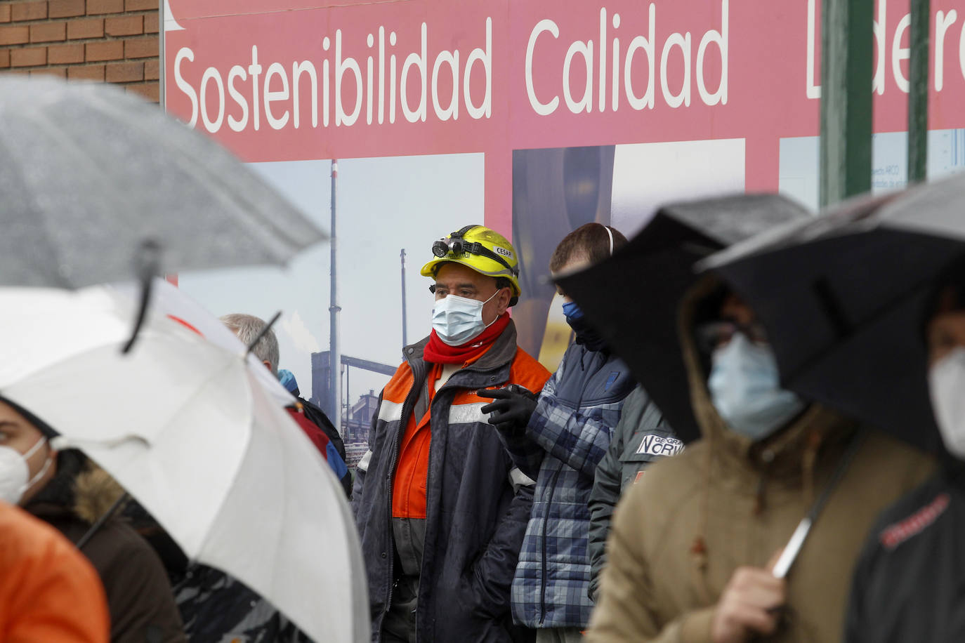 Los trabajadores reunidos hoy en Sotiello han aprobado mantener las concentraciones, de 13 a 15 horas lunes y martes, y el miércoles desplazarse tanto a Veriña como Sotiello, de 7 a 9 horas, y mostrar así sus discrepancias a los directivos. 