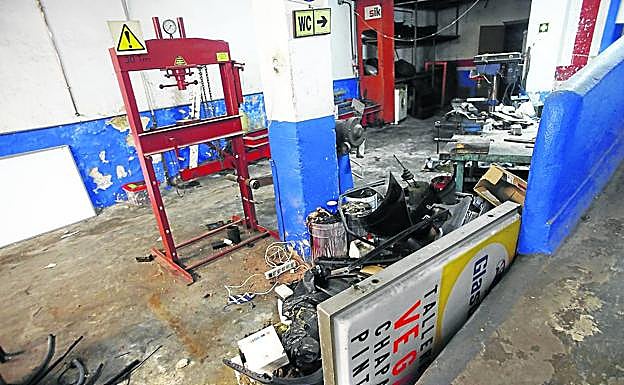 Oviedo. Así quedó el taller de la calle Gascona que Isidro P. tardó dos años en recuperar.