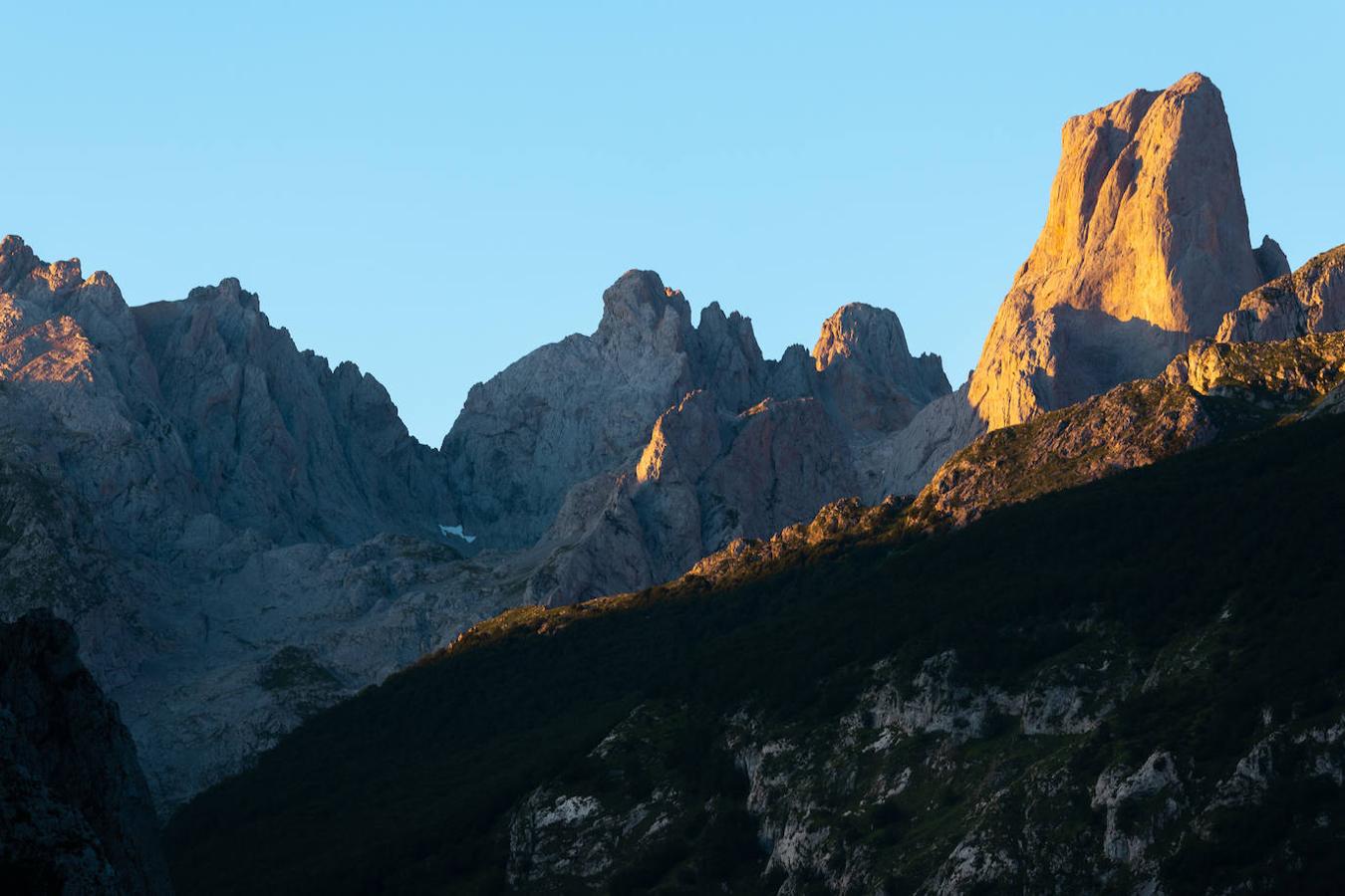 Sin duda el Picu Urriellu es una de las montañas más bonitas y emblemáticas de Asturias, así como también de toda España. Por eso no es de extrañar que su cima se haya convertido en un auténtico sueño para muchos montañeros y sobre todo escaladores. Y es que para acceder a la cima de esta gran mole caliza de 2.519 metros de altitud, que se encuentra en pleno Parque Nacional de Picos de Europa, tendrás que escalar o si no dominas este deporte, contratar los servicios de un guía de escalada.