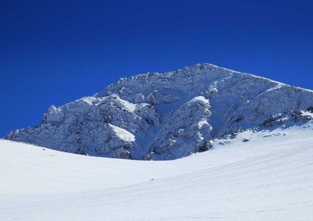 16.800 hashtags. Sus 3.482 metros convierten a este pico de Sierra Nevada, en el más alto de la Península y en el segundo más alto de España, solo por detrás de El Teide. La subida a la cima se puede realizar en un día y es mejor llevarla a cabo en primavera o verano, cuando la nieve se derrite.