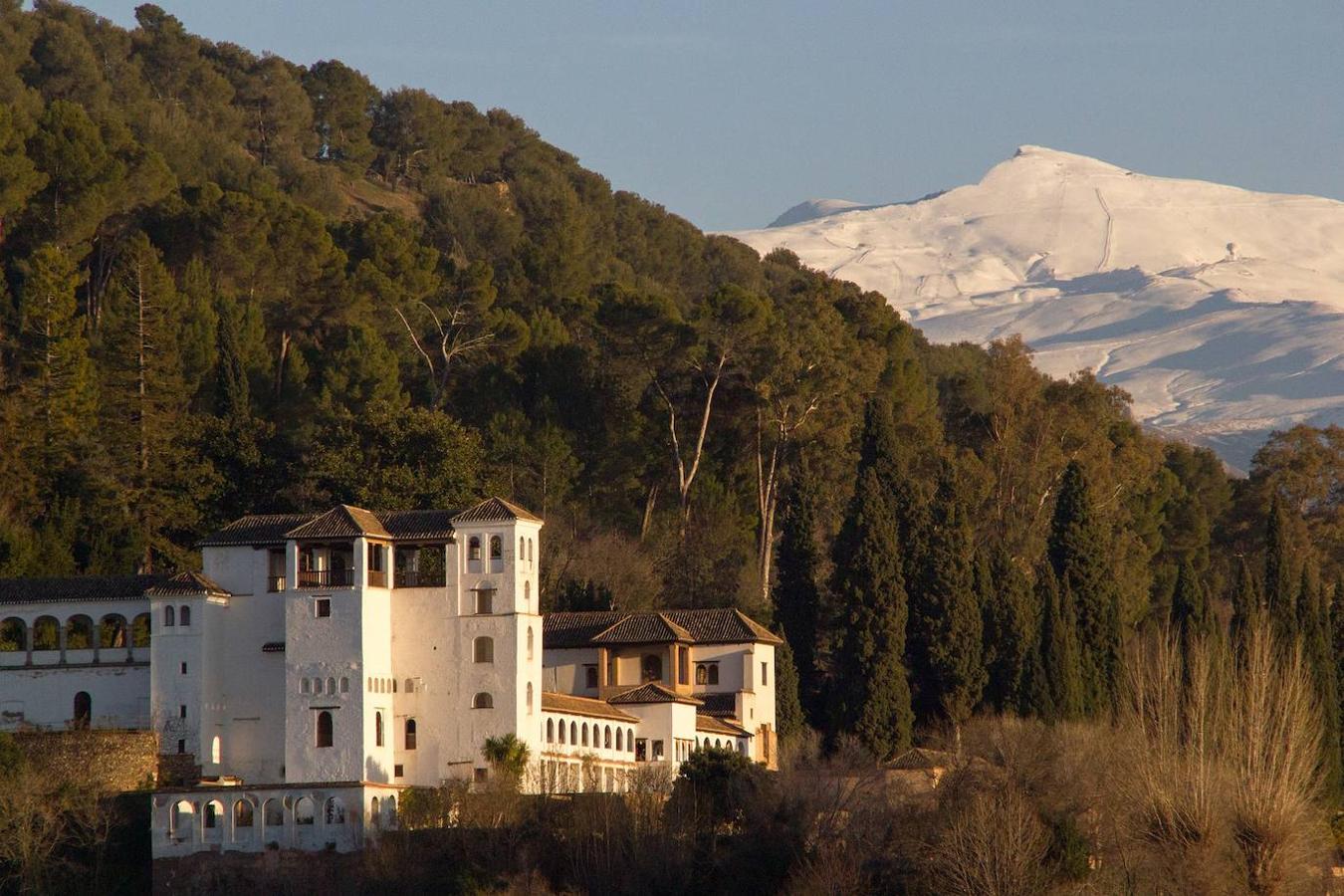 32.300 hashtags. Esta cima de 3.398 metros de altura y ubicada en Sierra Nevada, es la cuarta cumbre más alta de España y la segunda más elevada de su cordillera, por lo que no es de extrañar que también sea una de las más visitadas. Además, en una zona llamada Corral del Veleta, podemos encontrar un área de permafrost en el que hay un fósil de hielo de hace unos 13.000 años. Por último, Pico Veleta es también una de las montañas más fotografiadas del mundo ya que, al observarla desde Granada, se encuentra justo detrás de la Alhambra.