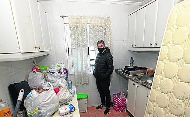 Mariluz Martínez, en el piso del barrio avilesino de La Carriona que considera su hogar. 