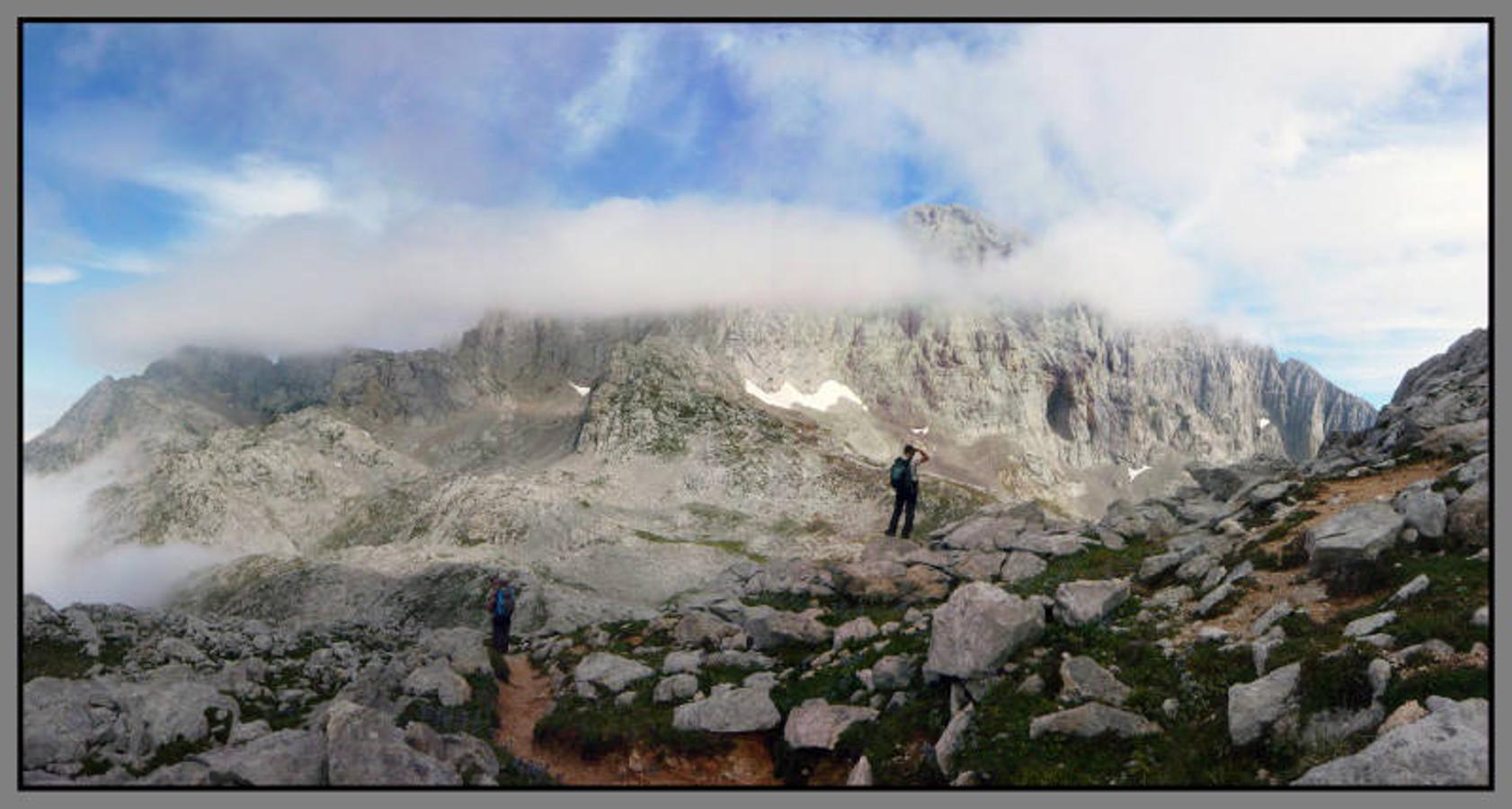 Torre Santa, Peña Santa o para otros Peña Santa de Castilla, con sus 2.596 metros de altura, es el pico más alto del Macizo Occidental y también una de las montañas más bellas de los Picos de Europa. Una montaña sin tantas aglomeraciones como el famoso Picu Urriellu, pero que sin duda es otra de las perlas que podremos encontrar en el paisaje montañoso de Picos de Europa.